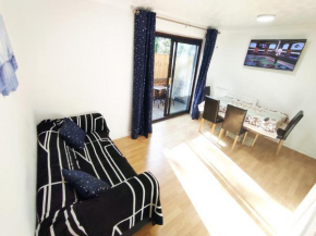 The Swans - Two-Bedroom City Centre House with Parking